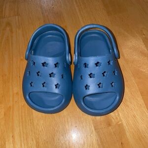 Kids Blue Star Cutout Clogs